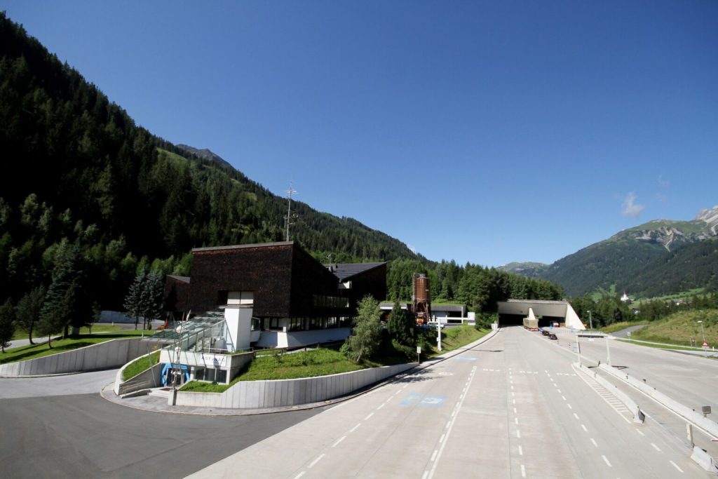 Arlbergtunnel-mit-Autobahnmeisterei-St.-Jakob