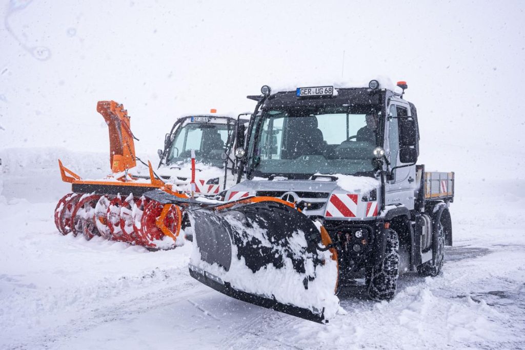 Mit dem Unimog gegen meterhohe Schneewände: Entwickler von Mercedes-Benz Special Trucks unterstützen bei Räumung der Großglockner HochalpenstraßeWith the Unimog against the deep snow: Mercedes-Benz Special Trucks developers help clear the Grossglock