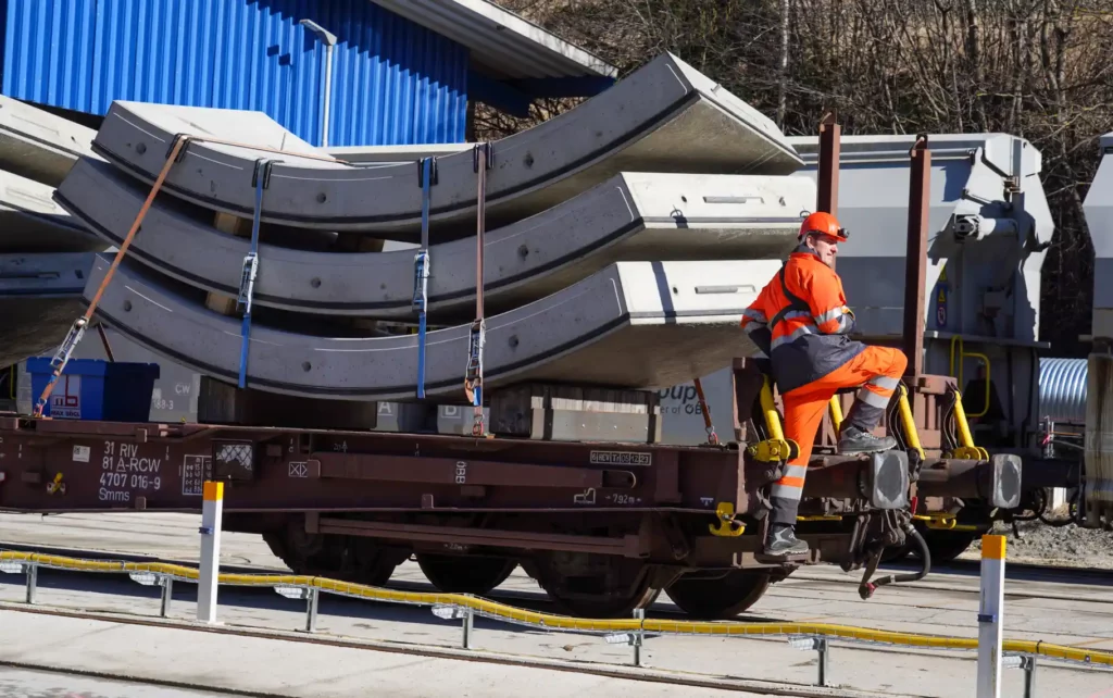 Die ÖBB Rail Cargo Group liefert die Tübbinge auf die BBT-Baustelle nachhaltig per Bahn. Dort werden sie mit einem Portalkran entladen.