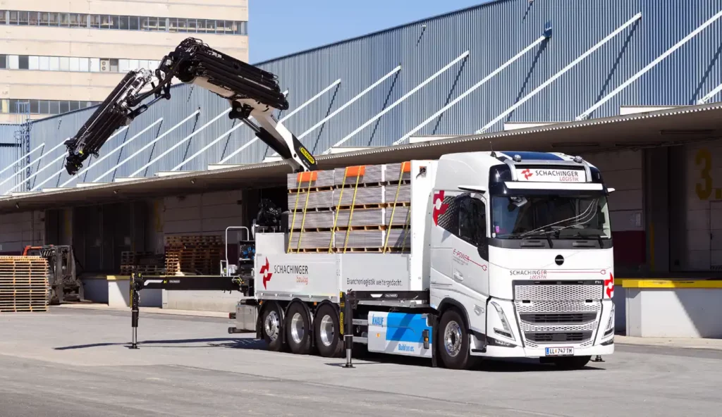 Innovativer E-Tridem-LKW mit Kran