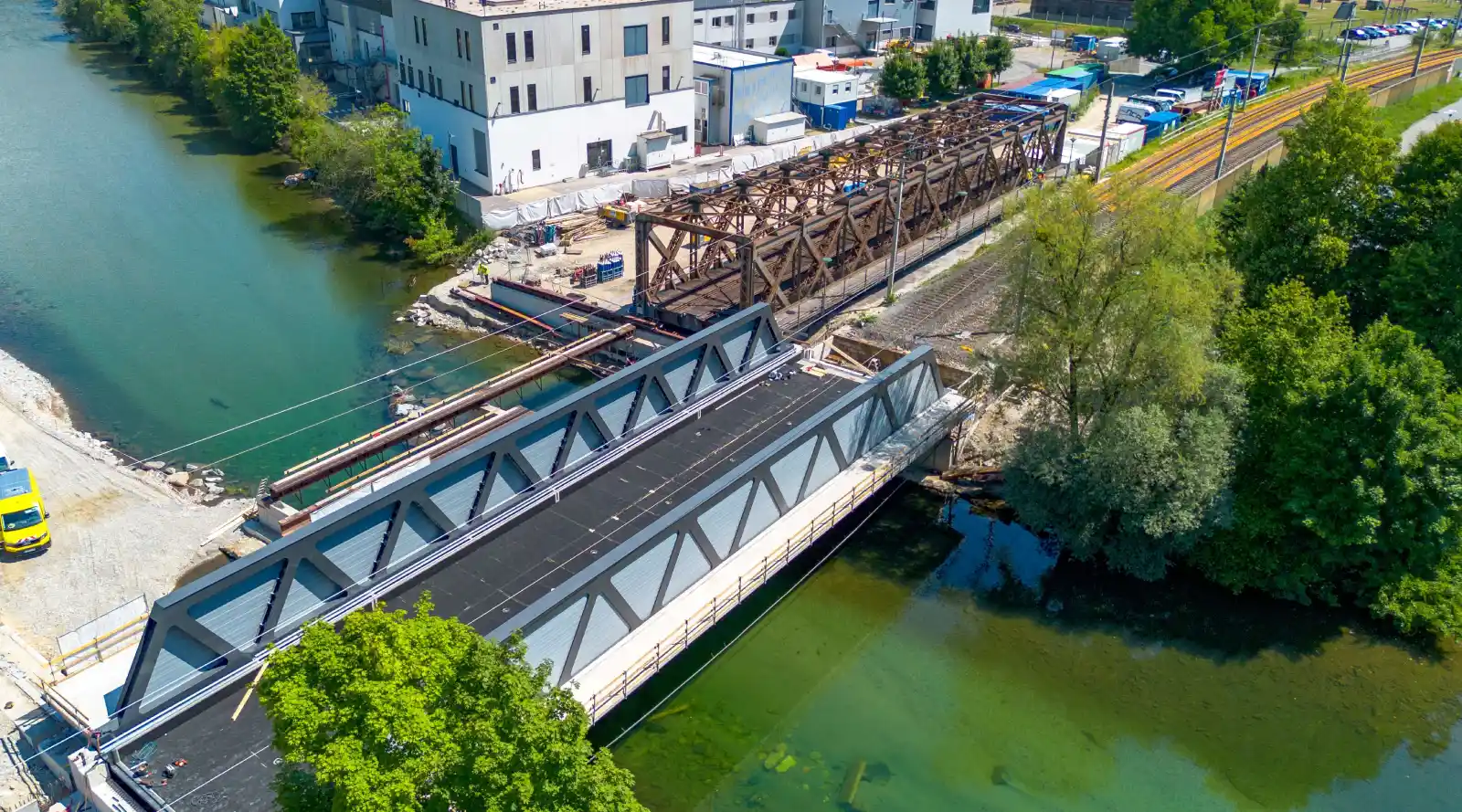 Das neue Stahltragwerk der Eisenbahnbrücke wurde vor Ort fertig zusammengebaut.