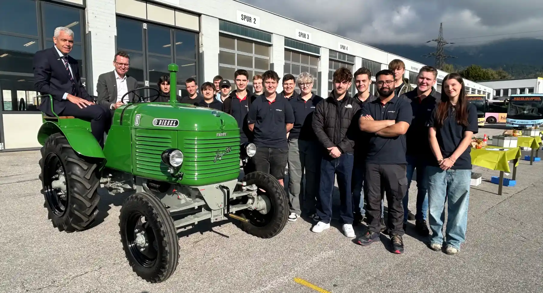 Postbus Lehrlinge restaurieren Steyr-Traktor