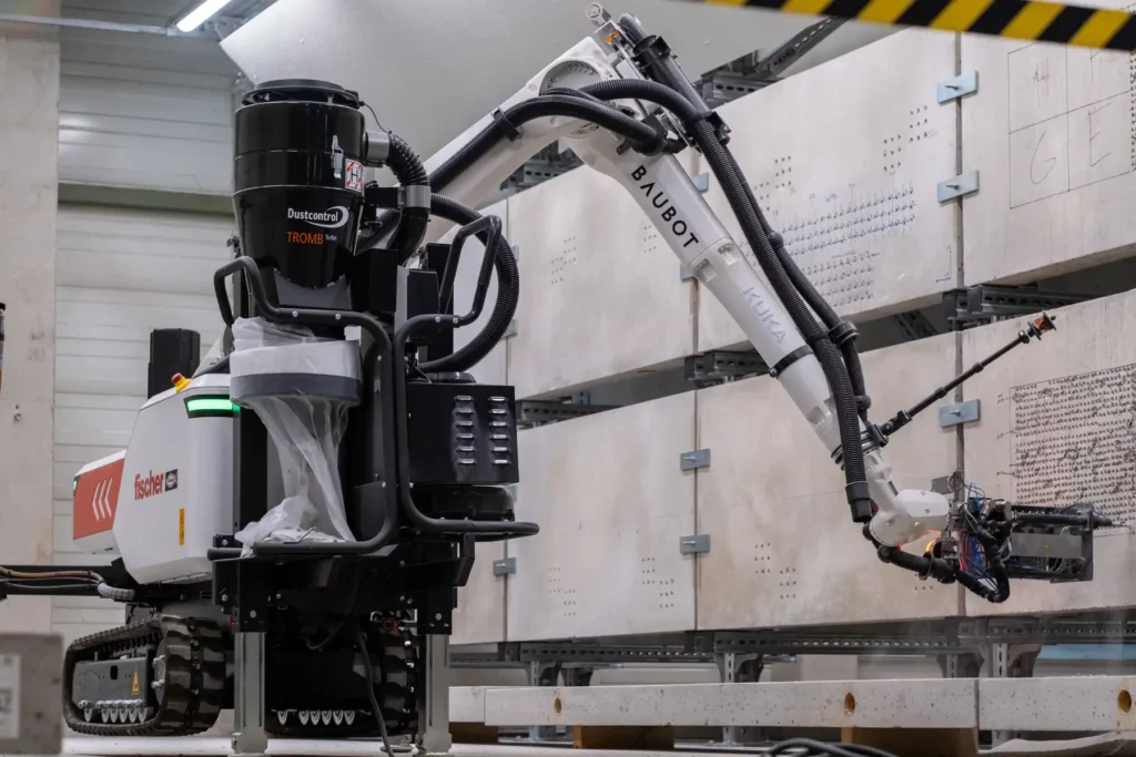 Roboterarm des fischer Baubot bohrt präzise in Beton während Weltrekordversuch