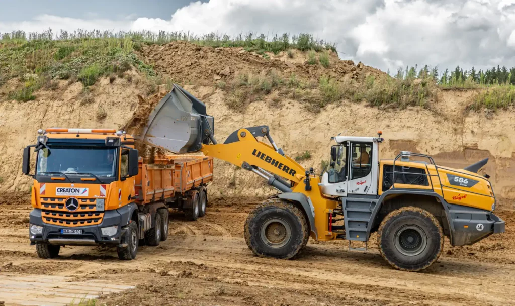 Liebherr L 586 XPower bei wienerberger
