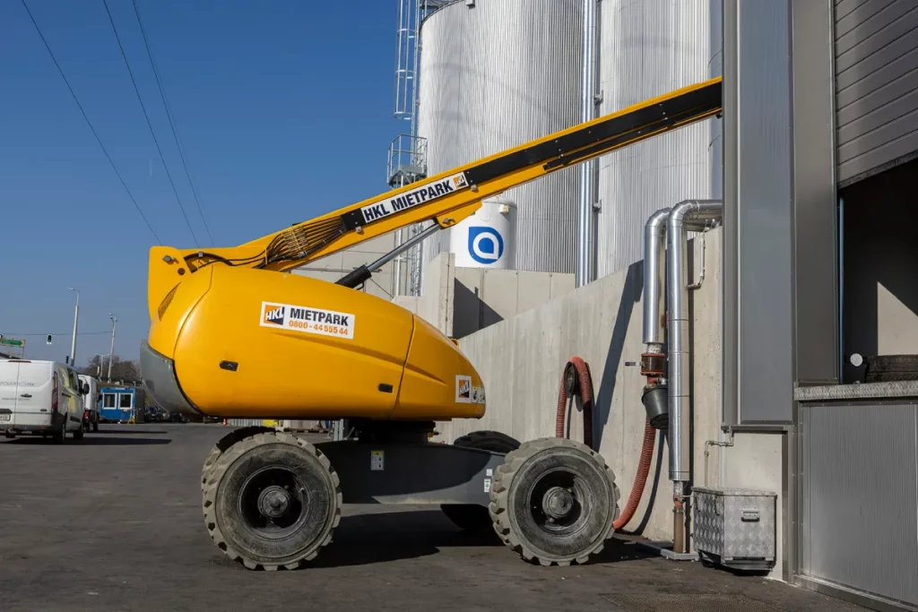 HKL Arbeitsbühne auf engstem Raum 03