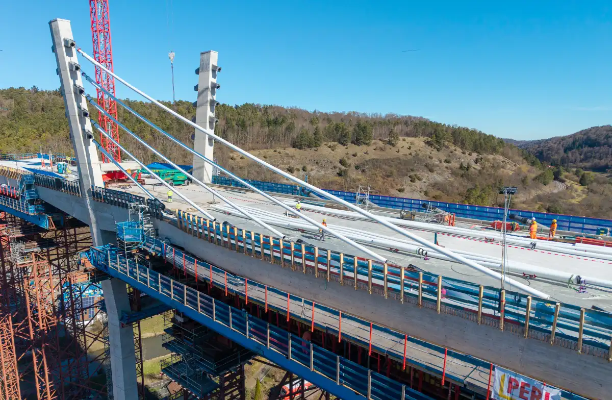 Hochbrücke Seilmontage Porr Übersichtsbild