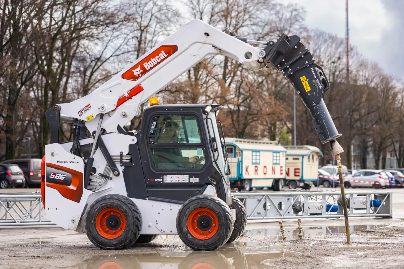 Bobcat S86 beim Zeltaufbau