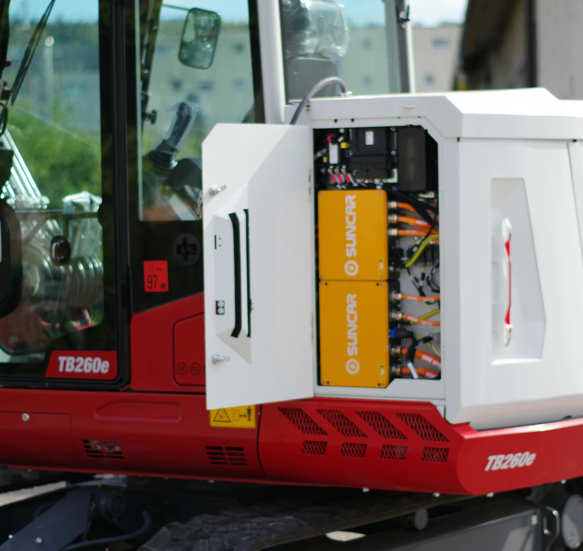 Innenansicht des vollelektrischen Baggers TB260E