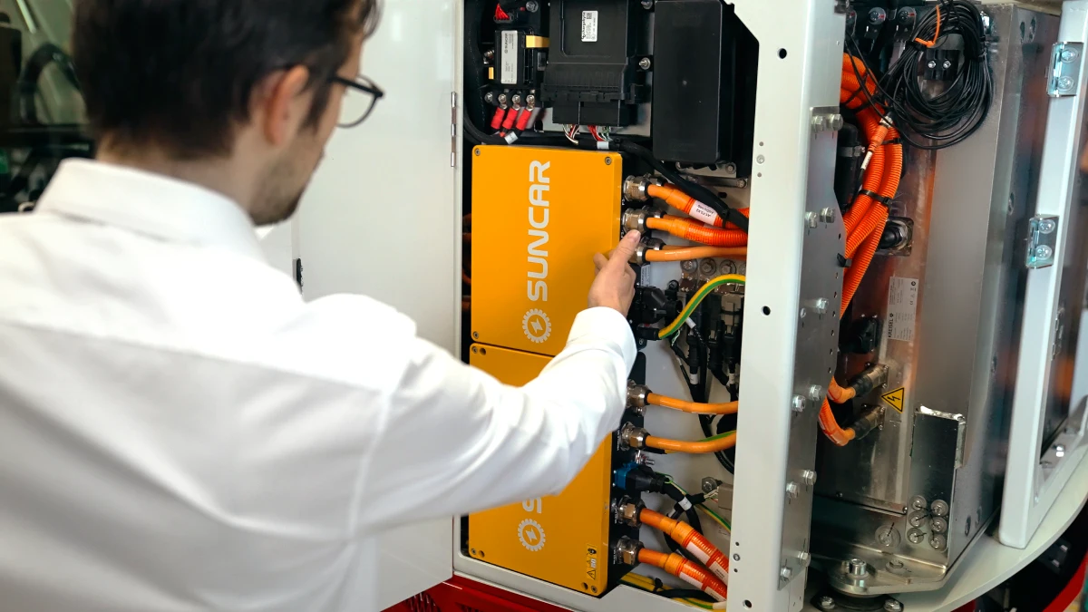 Stefan Schneider erläutert die Hochvoltkomponenten