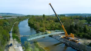 Prangl Teleskopkran hebt Brücke 01