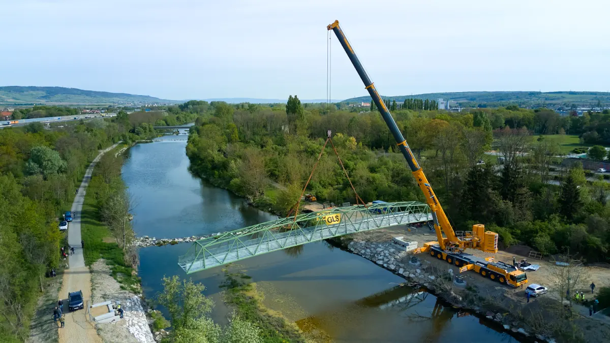 Prangl Teleskopkran hebt Brücke 01
