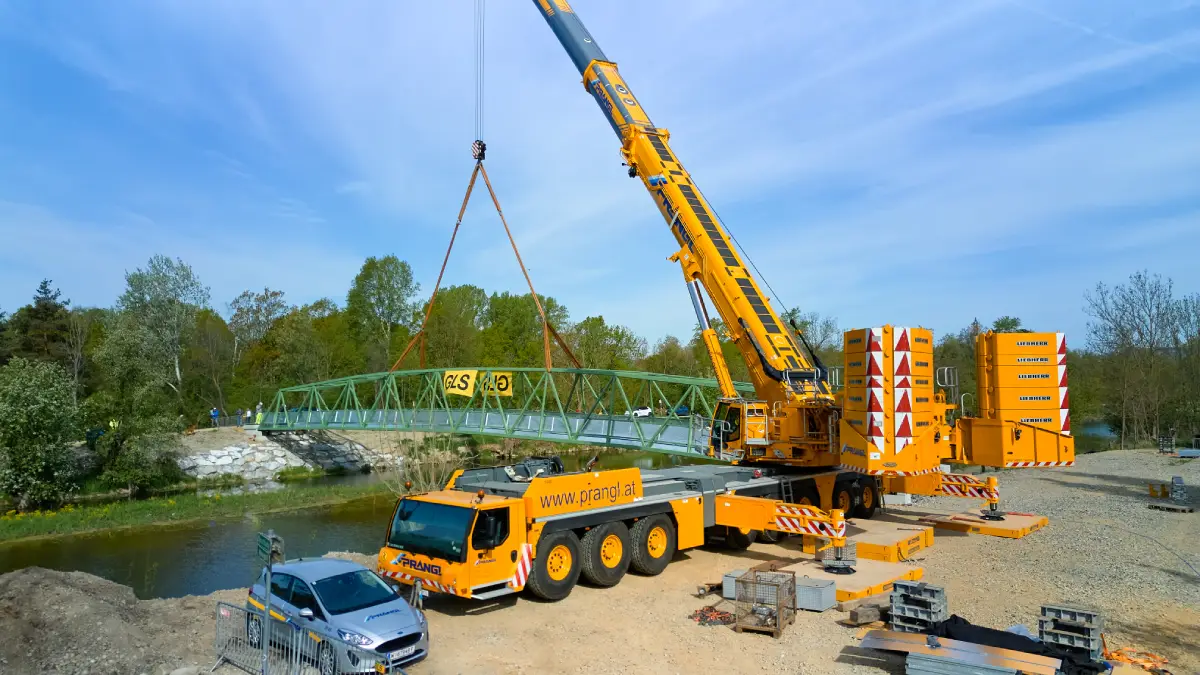 Prangl Teleskopkran hebt Brücke 02