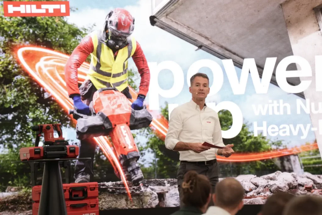 Oliver Lorenz, Geschäftsführer Hilti Österreich, auf der Bühne