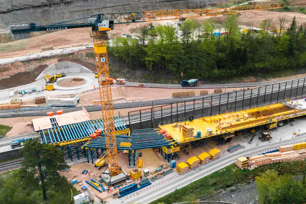 Die Baustelle zwischen Bahnlinie und Autobahn