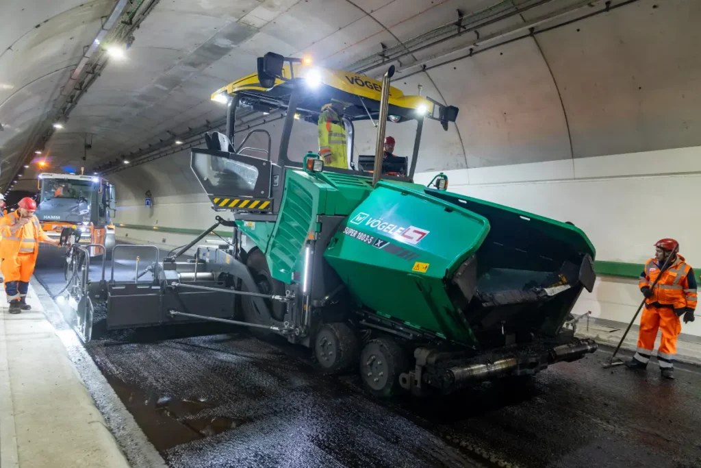 Vögele SUPER 1803-5X im Mont-Blanc-Tunnel 03