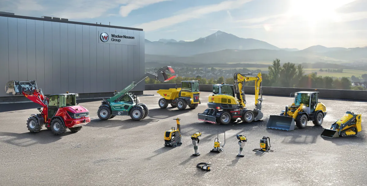 Verschiedene Maschinen vor Wacker Neuson Zentrale