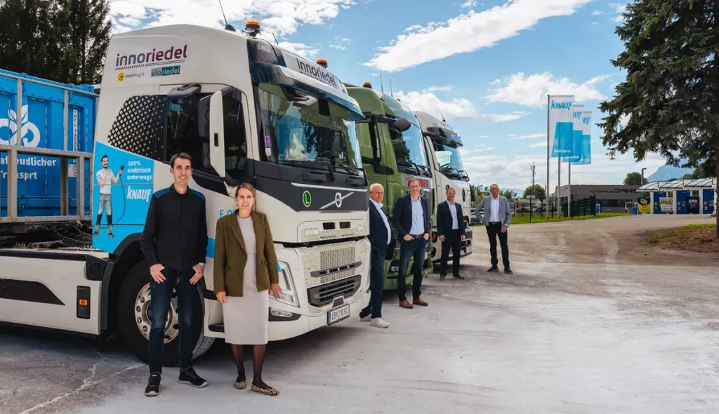Gruppenfoto mit E-Lkws schräg