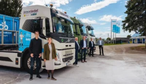 Gruppenfoto mit E-Lkws schräg