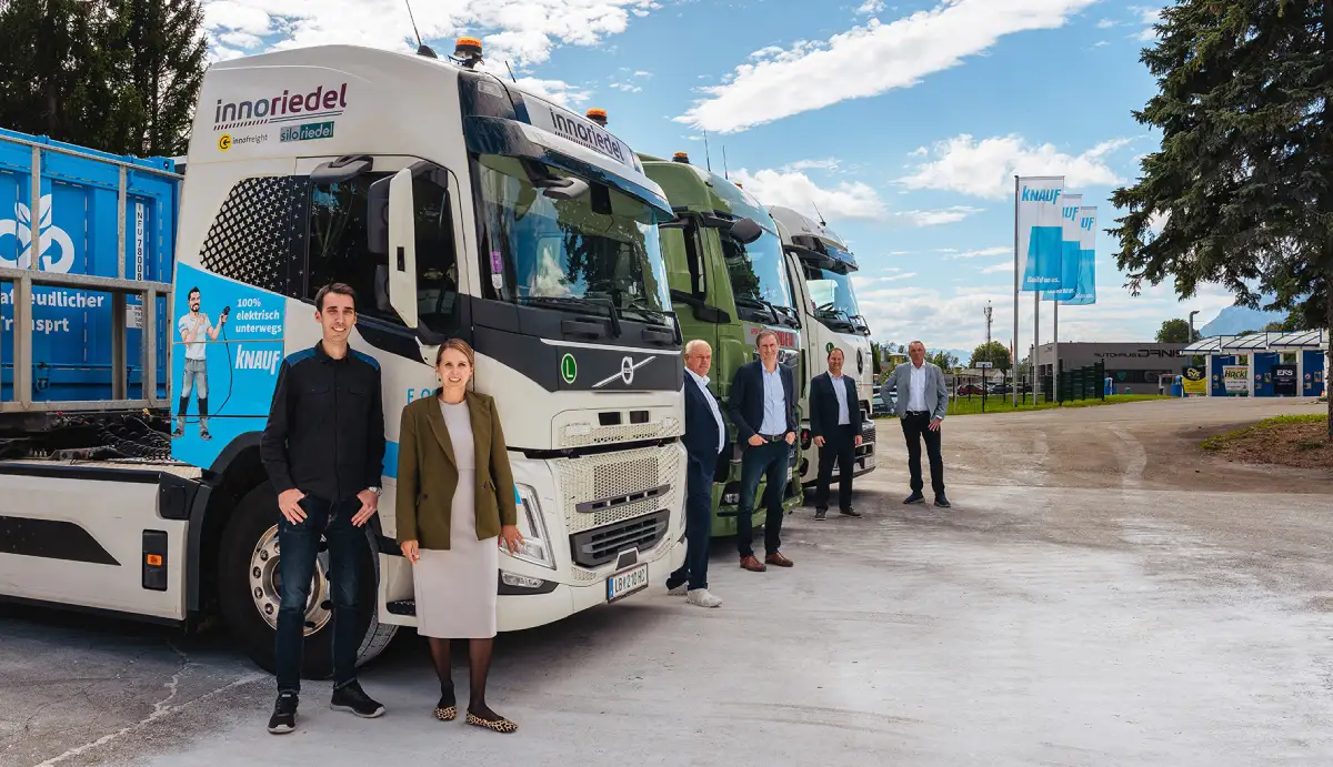 Gruppenfoto mit E-Lkws schräg