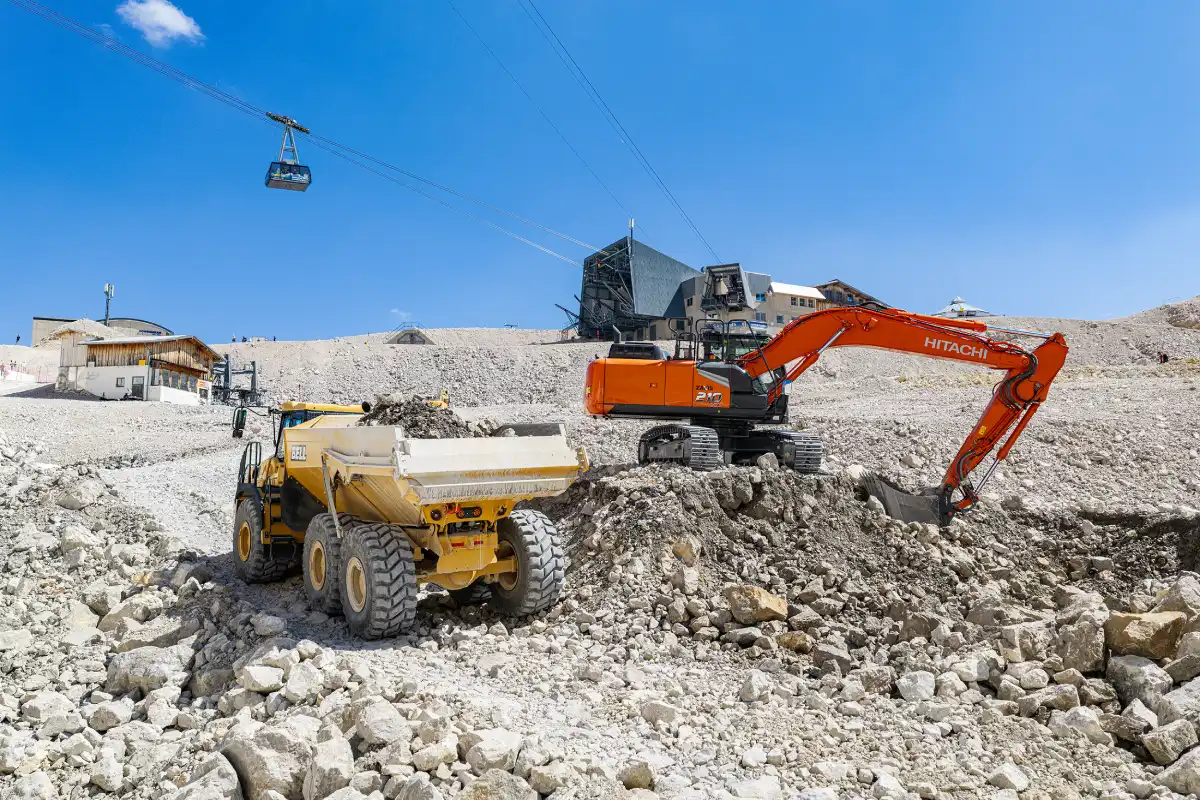 Bell 30ENB und Hitachi ZX210 auf Zugspitze