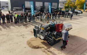 Der Fertiger Dynapac FS1250 CS PLUS mit Fernsteuerung in der Live-Demonstration