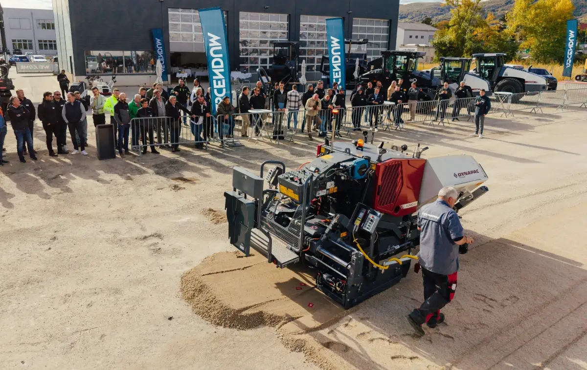 Der Fertiger Dynapac FS1250 CS PLUS mit Fernsteuerung in der Live-Demonstration