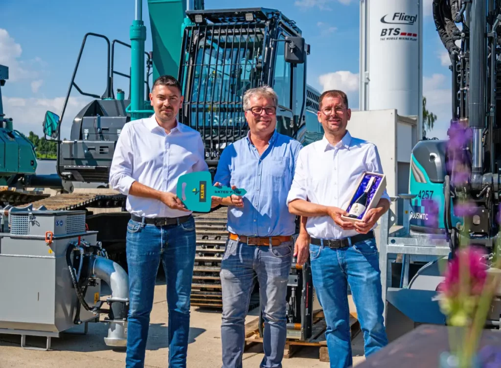 Gruppenbild mit symbolischer Schlüsselübergabe