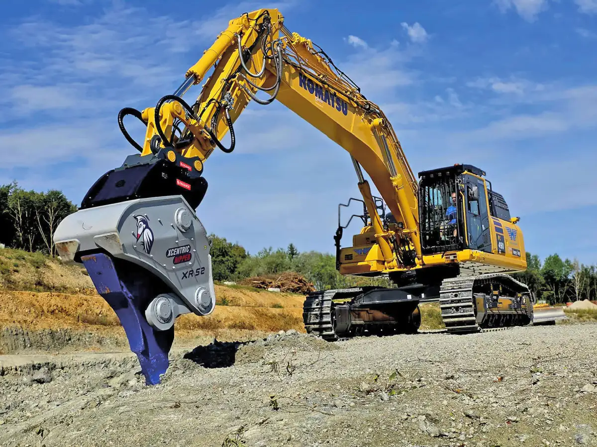 Komatsu PC490LC-11 mit Xcentric-Vibrationsripper